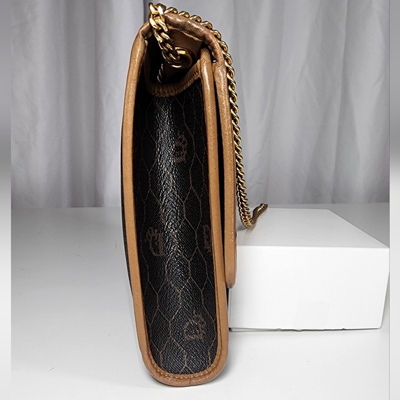 Christian Dior Honeycomb shoulder. The snap button have to press hard to snap - Picture 4 of 16